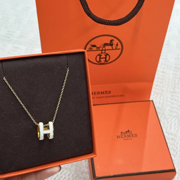 hermes white necklace is beautiful. - Picture 1 of 5